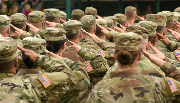 Group of US soldiers saluting