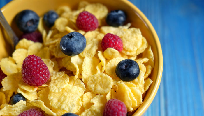 A bowl of cornflakes with berries